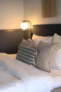 Letto o letti in una camera di Gränsö Slott Hotel & Spa