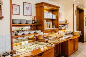 a display case in a restaurant filled with food at Klassik Hotel am Tor - 3 Sterne Superior direkt am Unteren Tor in Weiden