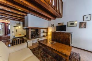 uma sala de estar com um sofá e uma lareira em Novalesi Red House em Noale