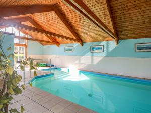 une piscine dans une maison avec un plafond en bois dans l'établissement Rookyard Cottage, à Halesworth