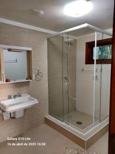 un baño con ducha y lavabo en Refúgio Casa Campos, en Mairiporã