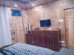 a bedroom with a desk with a computer on it at Wander Vale in Haripūr