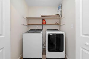 eine kleine Küche mit Kühlschrank und Fernseher in der Unterkunft Cozy Cottage for 6 Pet Fenced in Marietta