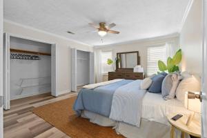 ein Schlafzimmer mit einem Bett und einem Deckenventilator in der Unterkunft Cozy Cottage for 6 Pet Fenced in Marietta