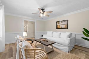 ein Wohnzimmer mit einem weißen Sofa und einem Deckenventilator in der Unterkunft Cozy Cottage for 6 Pet Fenced in Marietta