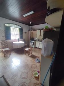イタパリカ・タウンにあるPousada da Biの部屋にテーブルと椅子のあるキッチン