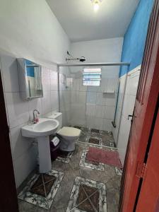 a bathroom with a sink and a toilet at Quarto Triplo Solteiro in Barueri