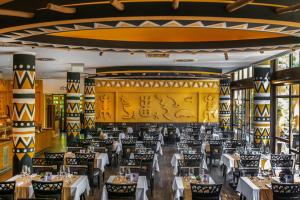 Reštaurácia alebo iné gastronomické zariadenie v ubytovaní Bambara Hotel
