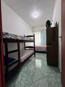 a room with two bunk beds in a room at Quarto Triplo Solteiro in Barueri