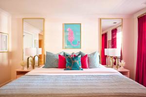 Katil atau katil-katil dalam bilik di Walk To River Street Bars Shopping -Sleeps 8-Unit 1 +32 gambar