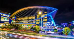 Un gran edificio con un techo curvo por la noche. en Sea Residences at Jireh, en Pasay