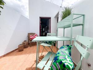 a room with a table and chairs on a balcony at CasaBaixinha- Mina São Domingos-Praia Fluvial-3minutos-Terraço in Mértola