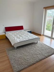 a bedroom with a bed with a rug and a window at Villa Quinta Dom Reis in Batalha