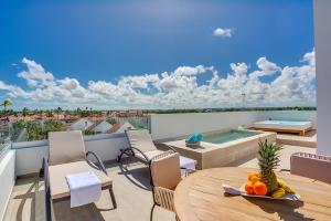 un patio avec une table et des chaises sur un balcon dans l'établissement Beach Homes Punta Cana, à Punta Cana