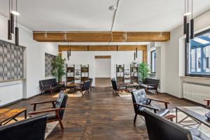 a room with chairs and tables and bookshelves at Monteurwohnung in Kevelaer - WLAN, Küche, Waschmaschine & Parkplatz in Kevelaer