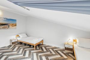 a white room with a bed and a table at Monteurwohnung in Kevelaer - WLAN, Küche, Waschmaschine & Parkplatz in Kevelaer