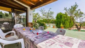 stół i krzesła na patio domu w obiekcie Cortijo El Descanso Vélez Rubio by Ruralidays w mieście Vélez Rubio