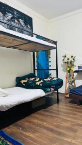Postel nebo postele na pokoji v ubytování Sabr Manali