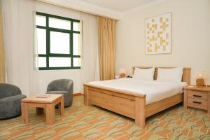 Una cama o camas en una habitación de Swiss-Belinn Doha