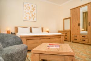 Una cama o camas en una habitación de Swiss-Belinn Doha
