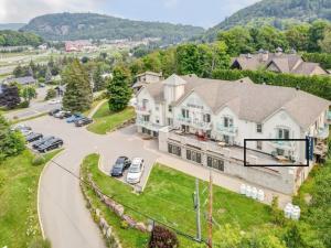 Nespecifikovaný výhled na hory nebo výhled na hory při pohledu z prázdninového domu