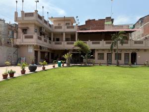 En have udenfor Virasat Haveli + 7 billeder