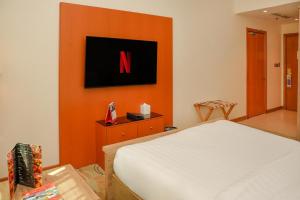 Una televisión o centro de entretenimiento en Swiss-Belinn Doha