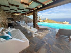 a villa with a swimming pool and a patio at Villa kèalite in Melissaki