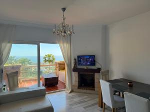 TV a/nebo společenská místnost v ubytování Sunny Coast Marbella Room habitación in shared apartment 2 swimming pools with private bath