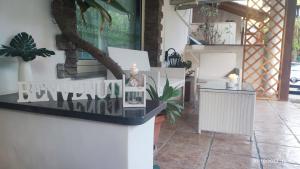 eine Terrasse mit weißen Stühlen und einem Tisch mit Kerzen in der Unterkunft Donna Rosa in Pagani