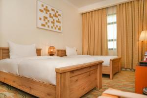 Una cama o camas en una habitación de Swiss-Belinn Doha