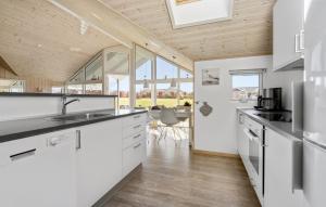 Η κουζίνα ή μικρή κουζίνα στο Beautiful Home In Bogense With Wifi
