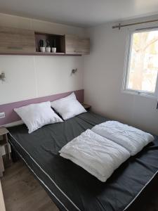 Postel nebo postele na pokoji v ubytování BJ Chalets - Simonsgat 40 - Vakantiepark Lauwersoog- Chalet aan SPEELTUIN