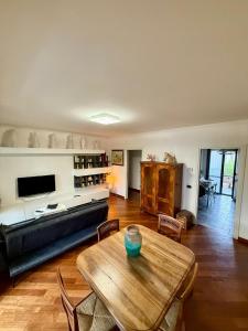 a living room with a table and a couch at Residenza nel parco in Busto Arsizio