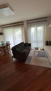 a living room with a couch and a table at Residenza nel parco in Busto Arsizio