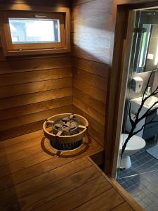 a small bathroom with a fire pit in the corner at Himos Siesta Porealtaalla ja loppusiivouksella in Jämsä +7 photos