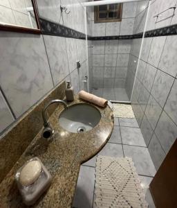Phòng tắm tại Casa mobiliada no Centro de Domingos Martins +2 ảnh