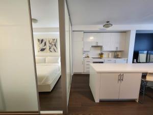 eine Küche und ein Wohnzimmer mit einem Bett darin in der Unterkunft Queen St West Haven - Modern Loft, Downtown Toronto, Free Parking in Toronto