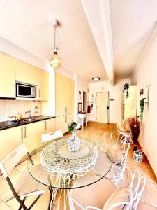 a kitchen with a table and chairs in a room at T1 na 1 linha da Praia da Rocha in Portimão