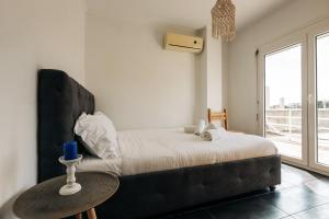 キオスにあるPanoramic Port Penthouseのベッドルーム1室(テーブル、窓付)