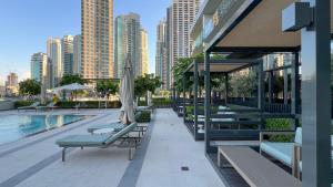 Bazén v ubytování Great View from 63th Floor! Amazing Pool with Burj View! Grande Signature! nebo v jeho okolí