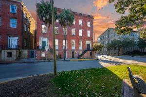 a palm tree in the middle of a city street at Walk To Bars Shopping River Street!-3 in Savannah