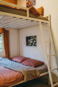 une chambre avec deux lits superposés et une échelle dans l'établissement Hiên Stay, à Xuan An