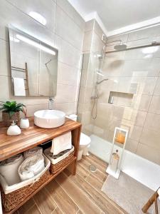 a bathroom with a sink and a toilet and a tub at T1 na 1 linha da Praia da Rocha in Portimão