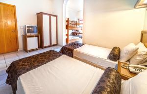 ein Hotelzimmer mit 2 Betten und einem TV in der Unterkunft Saritas Hotel ONLY FAMILY CONCEPT in Alanya
