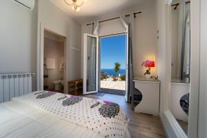 斯克佩罗Hotel Antica Cascina Del Golfo的一间带床的卧室，可欣赏海景