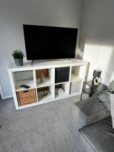 TV a/nebo společenská místnost v ubytování Modern, well-equipped and comfortable 3-bed home in lovely Shropshire village