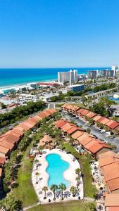 Una vista aérea de un complejo turístico con playa. en 2 BD 2 and half BA Two Story Beach Haven Pet Friendly with Golf Cart, en Panama City Beach