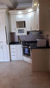 Η κουζίνα ή μικρή κουζίνα στο Apartment in Goldcity tourism complex