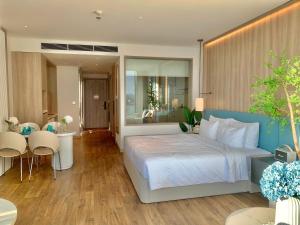 Postel nebo postele na pokoji v ubytování SamSet Corner Seaview Studio A La Carte Ha Long Bay